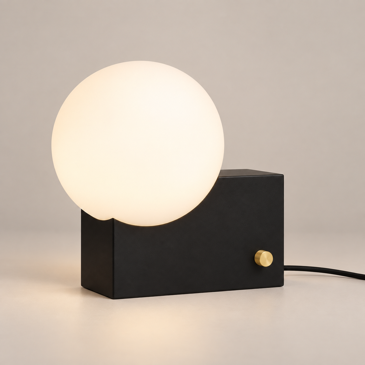 Lampe de table en verre opalin | AMIA